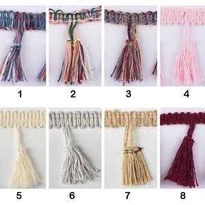 以下が含まれることがあります： 8種類の異なるタッセルトリム。さまざまな色と質感があります。トリムはコットン製で、下部にフリンジが付いています。トリムは、あらゆるプロジェクトにエレガントなタッチを加えるのに最適です。