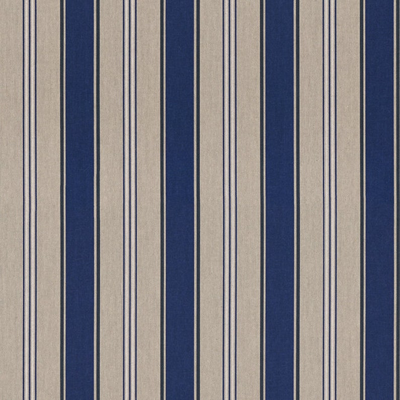 Op de afbeelding: Een gestreepte stof met afwisselende blauwe en beige strepen. De strepen zijn van verschillende breedtes.