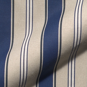 Op de afbeelding: Beige en marineblauwe gestreepte stof met een subtiele witte streep.
