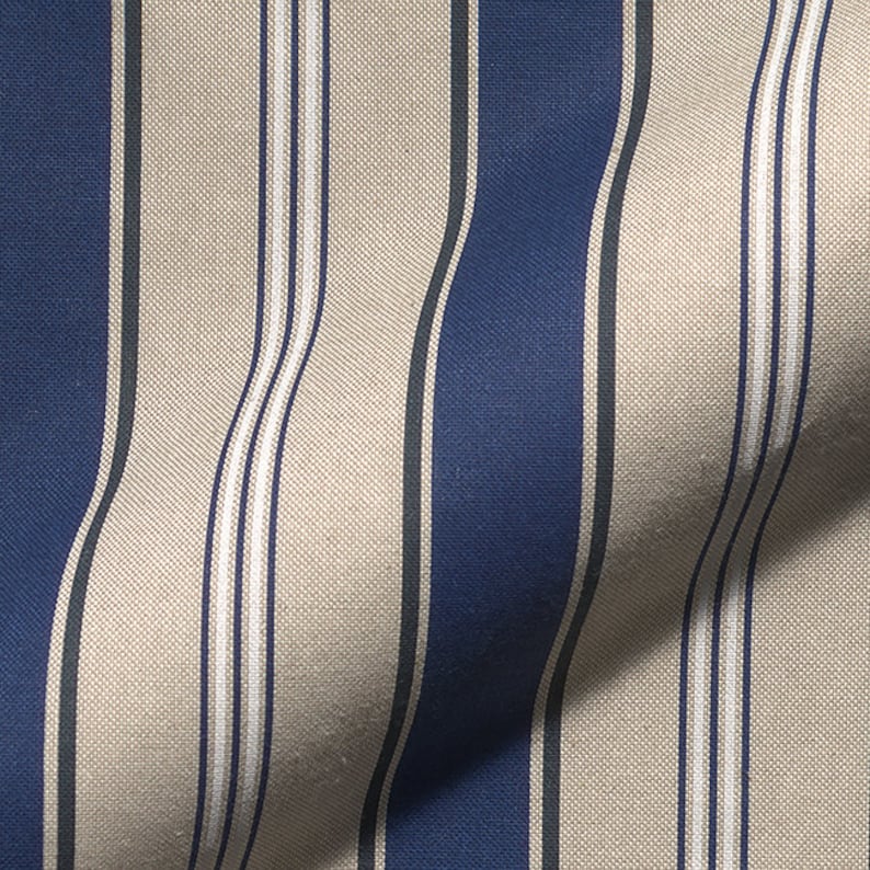 Op de afbeelding: Beige en marineblauwe gestreepte stof met een subtiele witte streep.