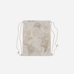 Puede incluir: Una bolsa de cordón beige con un estampado de mapa del mundo. El mapa está en tonos marrones, verdes y azules.