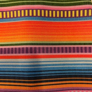 K&ouml;nnte beinhalten: Bunt gestreiftes Gewebe mit einer Vielzahl von Farben, darunter Orange, Gr&uuml;n, Blau, Rosa und Schwarz.