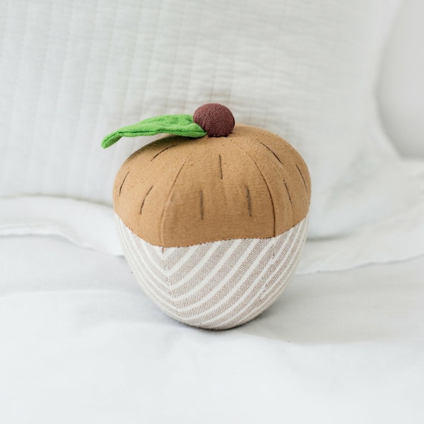 Comercio Justo Acorn Rattle, bosque, bosque Waldorf juguete suave