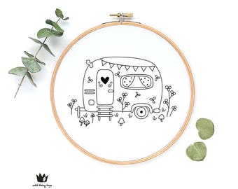 Caravane, camping-car, mignon fantaisiste, fleurs, jardin, échantillonneur de maison Modèle de broderie numérique à la main, PDF Téléchargement instantané