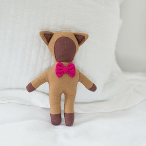 Commerce équitable baby-doll hochet avec noeud rose, forêt, bois doudou Waldorf