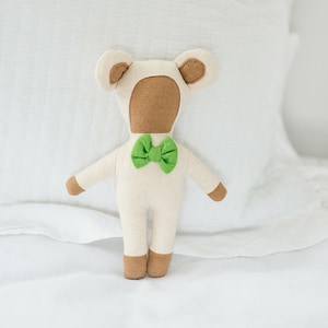 Fair-Trade-Baby-Puppe mit grüner Schleife, Wald, Wald Waldorf Spielzeug Rassel