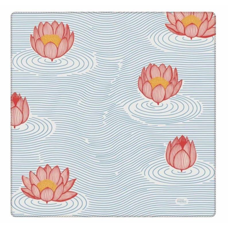 以下が含まれることがあります： 赤色の蓮の花と黄色の中心が繰り返される模様の、正方形の薄い青色の装飾布。 花は同心円に囲まれ、波状の青い線の背景に配置されています。