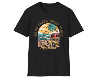 Puede incluir: Camiseta negra con un gráfico colorido de una escena de playa. El diseño incluye un jeep amarillo con una tienda de techo, palmeras y las palabras "Good Times Good Vibes Adventure" en un semicírculo.