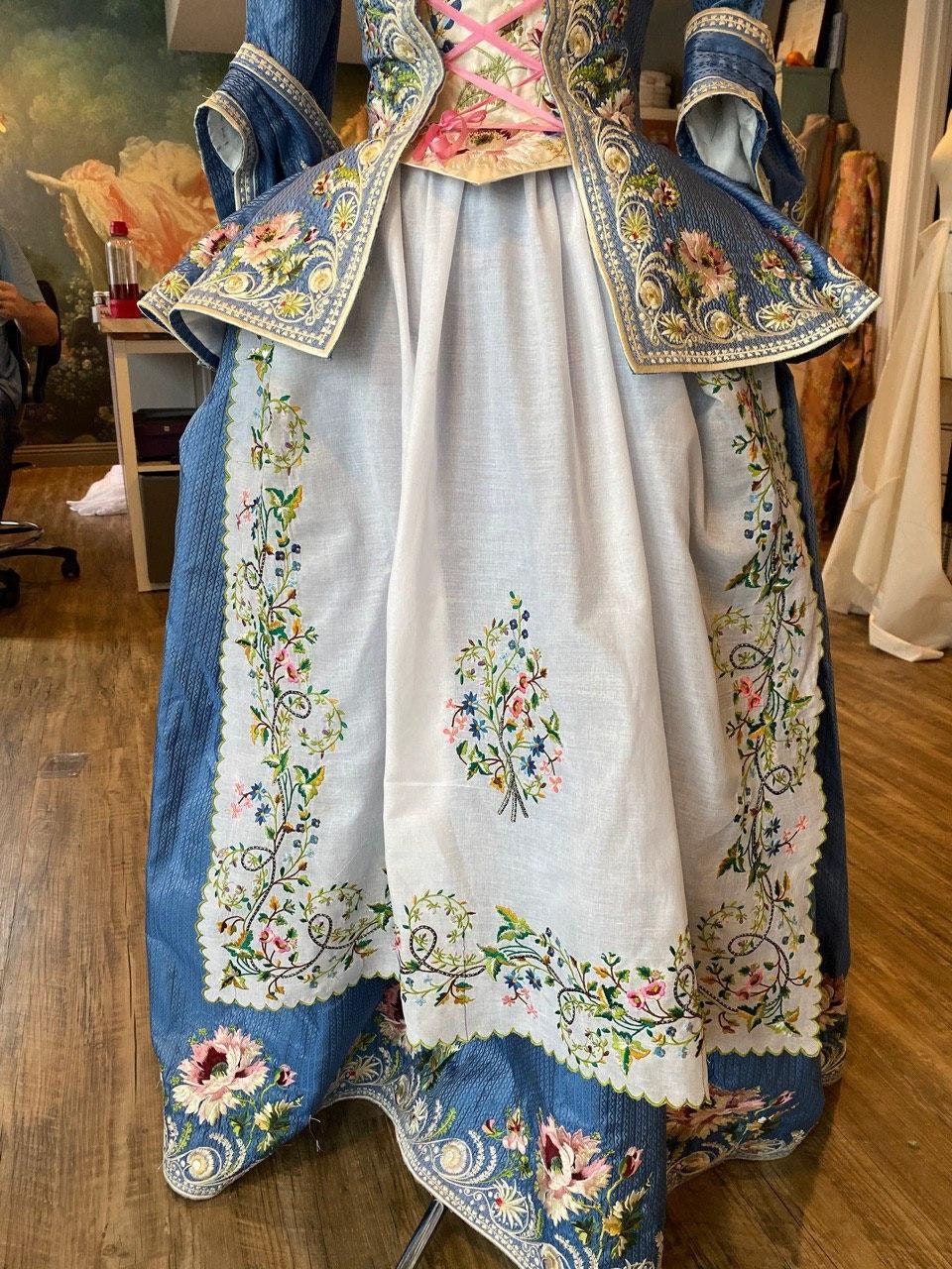 カラフルな 1780 年代のフィチューとエプロンの刺繍 - 手刺繍ファイル