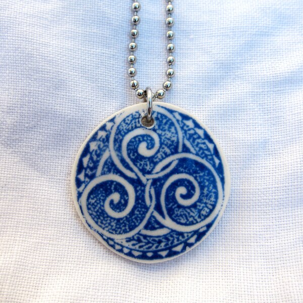 espiral celta, colgante de porcelana, iceni, azul delft, índigo o porcelana negra. Mandala