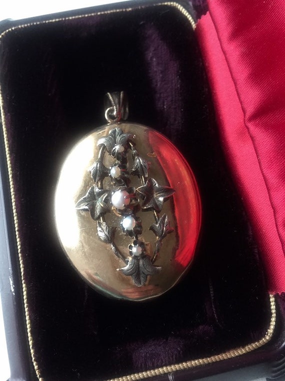 VICTORIAN ANTIQUE LOCKET Antique victorian pendent