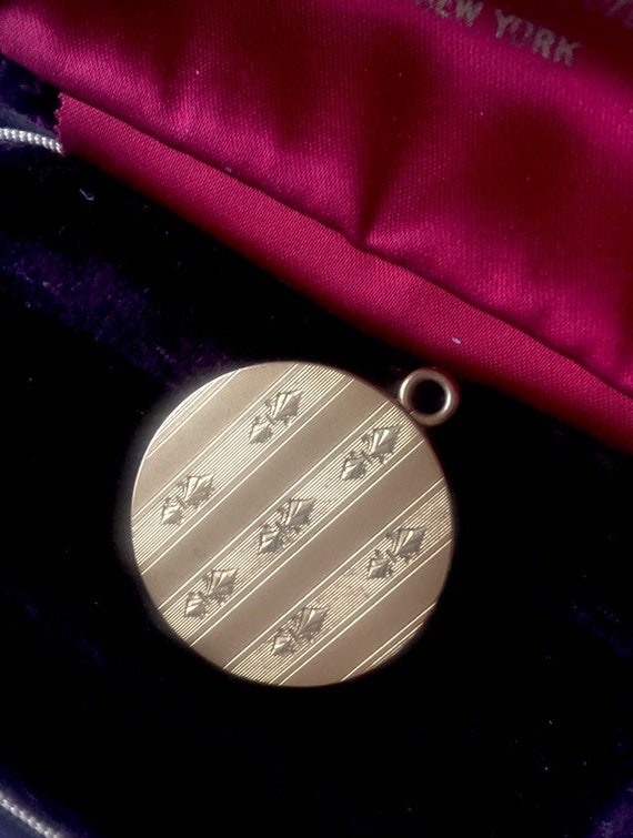 ANTIQUE LOCKET. Gold field antique locket 1930s A