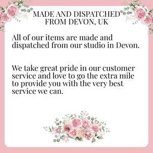Op de afbeelding: Tekst op een roze achtergrond met bloemmotieven luidt: "MADE AND DISPATCHED FROM DEVON, UK. All of our items are made and dispatched from our studio in Devon. We take great pride in our customer service and love to go the extra mile to provide you with the very best service we can."