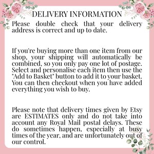 Op de afbeelding: Tekst op een roze achtergrond met bloemmotieven. De tekst luidt "DELIVERY INFORMATION" en geeft informatie over verzending en levertijden. Er wordt vermeld dat meerdere artikelen die in de winkel worden gekocht, worden gecombineerd voor verzending en dat de levertijden slechts schattingen zijn en geen postvertragingen in aanmerking nemen.