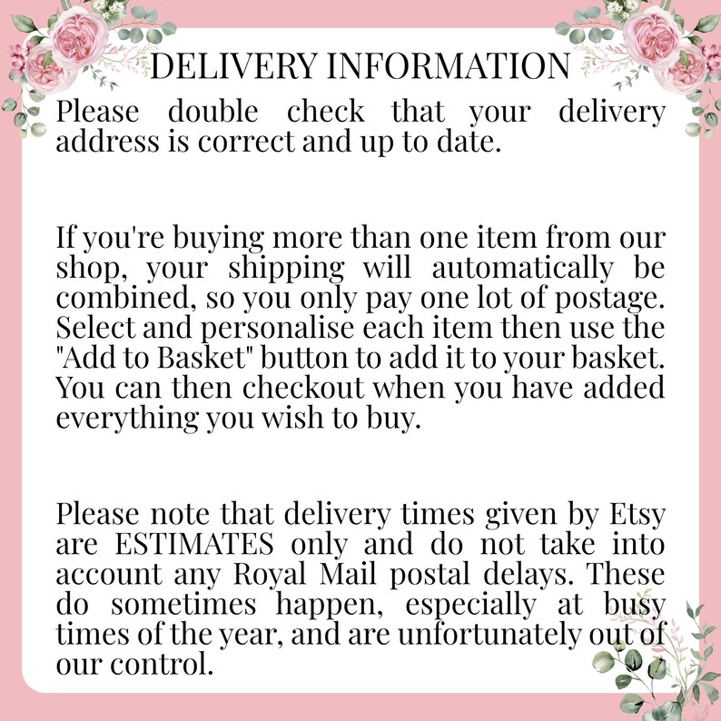 Op de afbeelding: Tekst op een roze achtergrond met bloemmotieven. De tekst luidt "DELIVERY INFORMATION" en geeft informatie over verzending en levertijden. Er wordt vermeld dat meerdere artikelen die in de winkel worden gekocht, worden gecombineerd voor verzending en dat de levertijden slechts schattingen zijn en geen postvertragingen in aanmerking nemen.