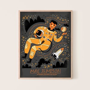 Peut inclure: Une illustration en noir et blanc de Mae Jemison, la première femme afro-américaine dans l'espace. Elle porte une combinaison spatiale orange et tient une petite fusée. Le texte "PRINCIPAL OF THE 100 YEAR STARSHIP PROJECT", "FOUNDER OF JEMISON GROUP INC AND ROSENTENT CORPORATION", et "MAE JEMISON ASTRONAUT, EDUCATOR, AND DOCTOR" est inclus dans l'illustration.