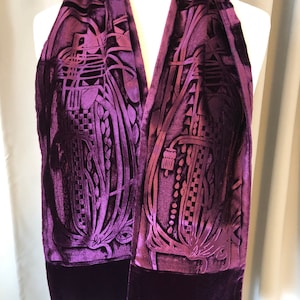 Mörk plommonfärgad aubergine, handpräglad sammetssjal med Charles Rennie Mackintosh-motiv i jugendstil