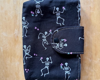 E-Reader-Hülle mit Skelett- und Blumenmotiv | Kobo Kindle-Hülle | Reisetasche aus Stoff mit Druckknopfverschluss