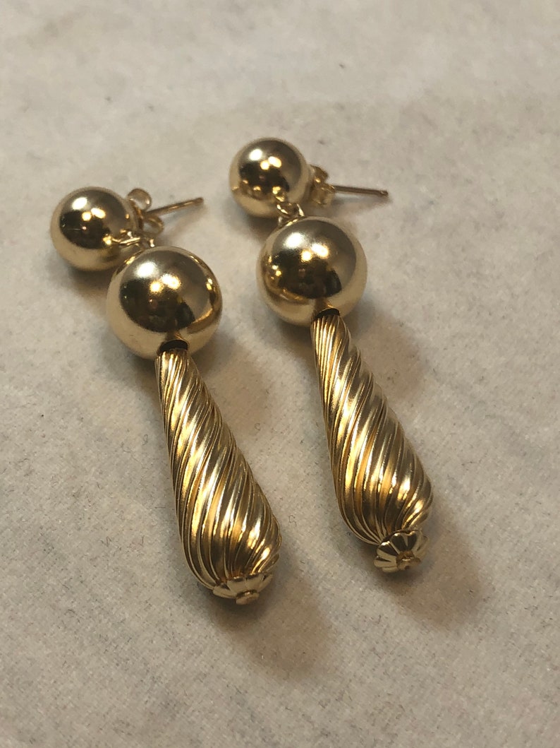 Elegant all gold earrings