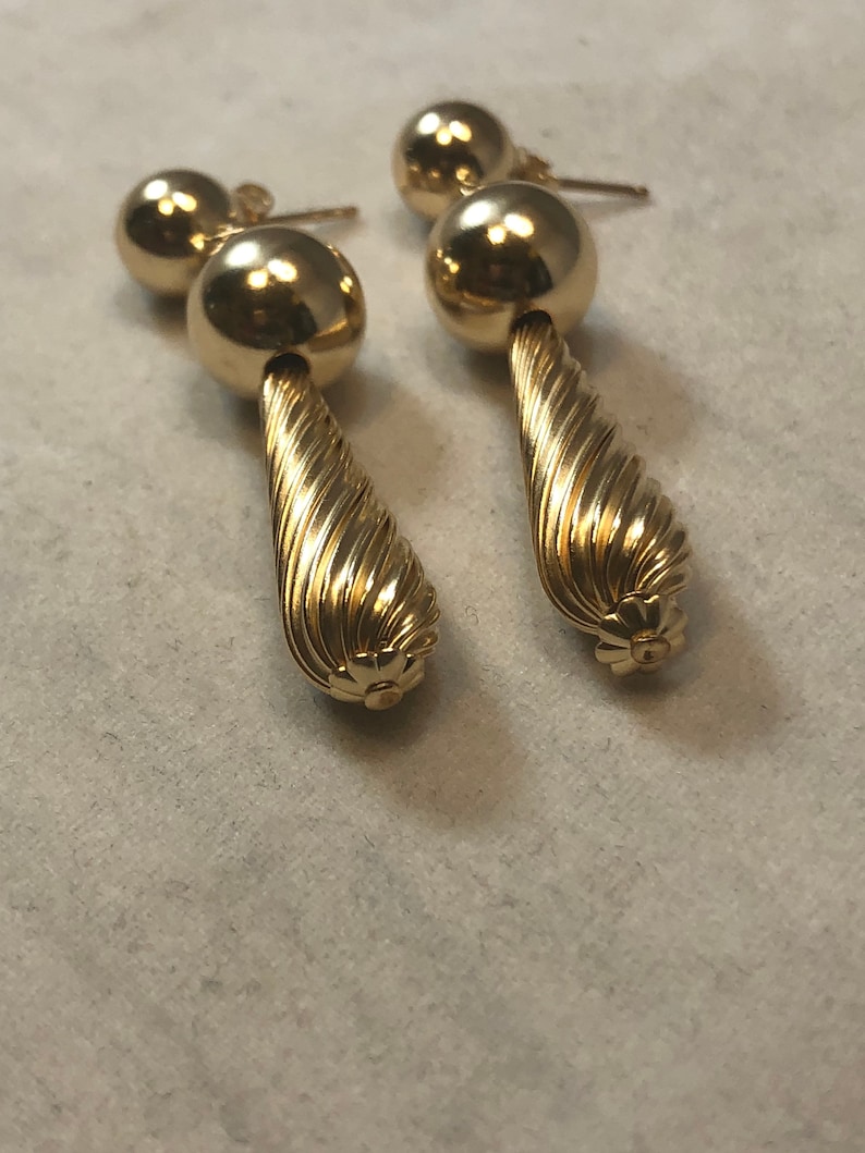 Elegant all gold earrings