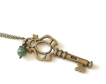 Collar de llave pequeña de bronce, collar de llave esqueleto con cuenta de aventurina, collar de llave antigua, collar de llave de inspiración vintage con piedra preciosa.