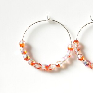 Créoles en perles rouges, boucles d'oreilles en perles de verre tchèques colorées, petites boucles d'oreilles bohèmes, boucles d'oreilles minimalistes en argent sterling, bijoux en perles de rocaille
