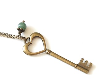 Collar de llave pequeña de bronce, collar de llave esqueleto con cuenta de aventurina, collar de llave antigua, collar de llave de inspiración vintage con piedra preciosa.