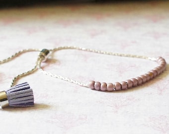 Pulsera ajustable de cuentas moradas y plateadas con borlas, pulsera apilable de cuentas, pulsera de cadena estilo boho con borlas de gamuza.