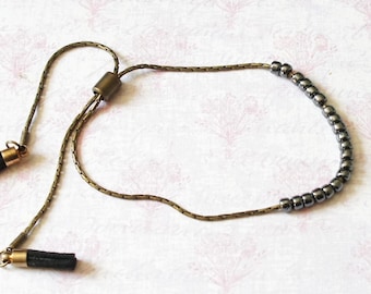 Pulsera ajustable de cuentas negras y bronce con borlas de gamuza, pulsera de cadena estilo boho con cuentas pequeñas, pulsera de cadena de serpiente tono bronce