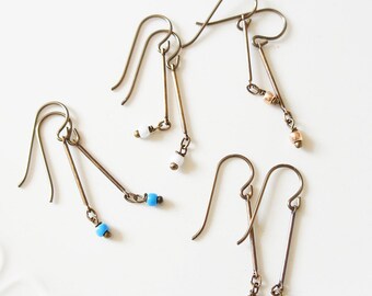 Pendientes colgantes minimalistas de bronce con cuentas, pendientes colgantes de cuentas pequeñas, pendientes largos y delicados con cuentas, ganchos hipoalergénicos y sin níquel.