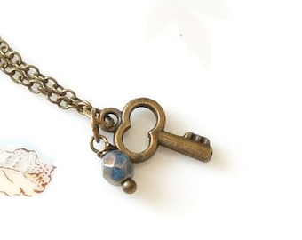 Collar con llave esqueleto de corazón de bronce pequeño, estilo antiguo, vintage y cuentas checas azul turquesa.