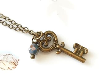 Collar con llave esqueleto de corazón de bronce pequeño, estilo antiguo, vintage y cuentas checas azul turquesa.