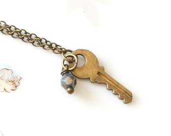 Collar con llave esqueleto de corazón de bronce pequeño, estilo antiguo, vintage y cuentas checas azul turquesa.