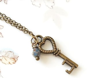 Collar con llave esqueleto de corazón de bronce pequeño, estilo antiguo, vintage y cuentas checas azul turquesa.