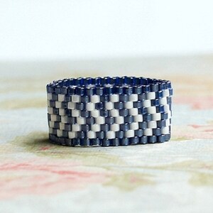Anillo de cuentas de semillas azules y beige, anillo de cuentas delicadas, anillo de peyote tejido con cuentas, anillo azul medianoche y cáscara de huevo, joyería de cuentas de semillas, talla estadounidense 6-6,5