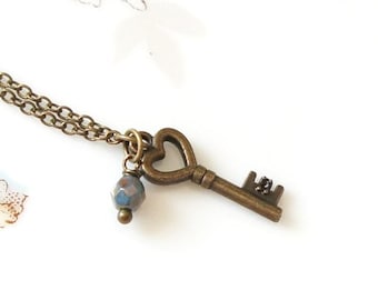 Collar con llave esqueleto de corazón de bronce pequeño, estilo antiguo, vintage y cuentas checas azul turquesa.