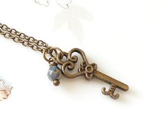 Collar con llave esqueleto de corazón de bronce pequeño, estilo antiguo, vintage y cuentas checas azul turquesa.