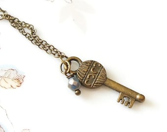 Collar con llave esqueleto de corazón de bronce pequeño, estilo antiguo, vintage y cuentas checas azul turquesa.