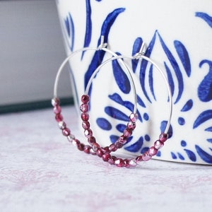 Boucles d'oreilles créoles en perles rouges canneberges, boucles d'oreilles en perles de verre tchèques colorées, boucles d'oreilles de style bohème, boucles d'oreilles rondes minimalistes en argent sterling
