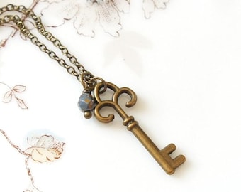 Collar con llave esqueleto de corazón de bronce pequeño, estilo antiguo, vintage y cuentas checas azul turquesa.