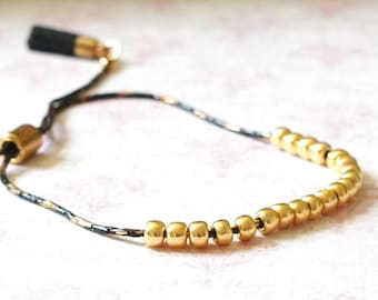 Pulsera ajustable de cuentas doradas y negras con borlas de gamuza, pulsera de cadena estilo boho con cuentas pequeñas, pulsera de cadena de serpiente tono dorado