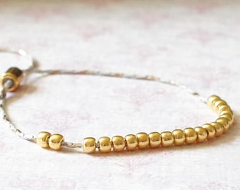 Pulsera ajustable de cuentas doradas y blancas con borlas de gamuza, pulsera de cadena estilo boho con cuentas pequeñas, pulsera de cadena de serpiente tono dorado