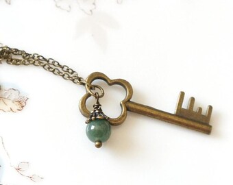 Collar de llave pequeña de bronce, collar de llave esqueleto con cuenta de aventurina, collar de llave antigua, collar de llave de inspiración vintage con piedra preciosa.