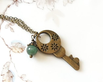 Collar de llave pequeña de bronce, collar de llave esqueleto con cuenta de aventurina, collar de llave antigua, collar de llave de inspiración vintage con piedra preciosa.