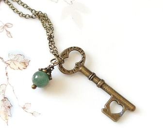 Collar de llave pequeña de bronce, collar de llave esqueleto con cuenta de aventurina, collar de llave antigua, collar de llave de inspiración vintage con piedra preciosa.