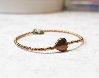Pulsera de cuentas de semillas y corazón de bronce oscuro, pulsera de cuentas apilables, pulsera minimalista simple, pulsera delicada de cuentas pequeñas en capas