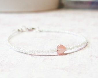 Pulsera de cuentas blancas y corazones rosas, pulsera de cuentas apilables, pulsera minimalista con capas, pulsera delicada con cuentas pequeñas