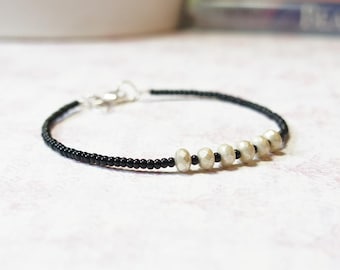 Pulsera de cuentas de semillas beige y negras, pulsera de cuentas apilables, pulsera minimalista sencilla, pulsera delicada con capas, pulsera de cuentas checas
