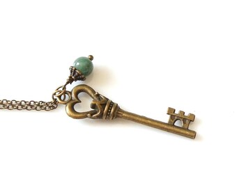 Collar de llave pequeña de bronce, collar de llave esqueleto con cuenta de aventurina, collar de llave antigua, collar de llave de inspiración vintage con piedra preciosa.