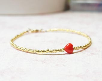 Pulsera de cuentas de semillas doradas y corazón rojo, pulsera de cuentas apilables, pulsera minimalista simple, pulsera delicada con capas